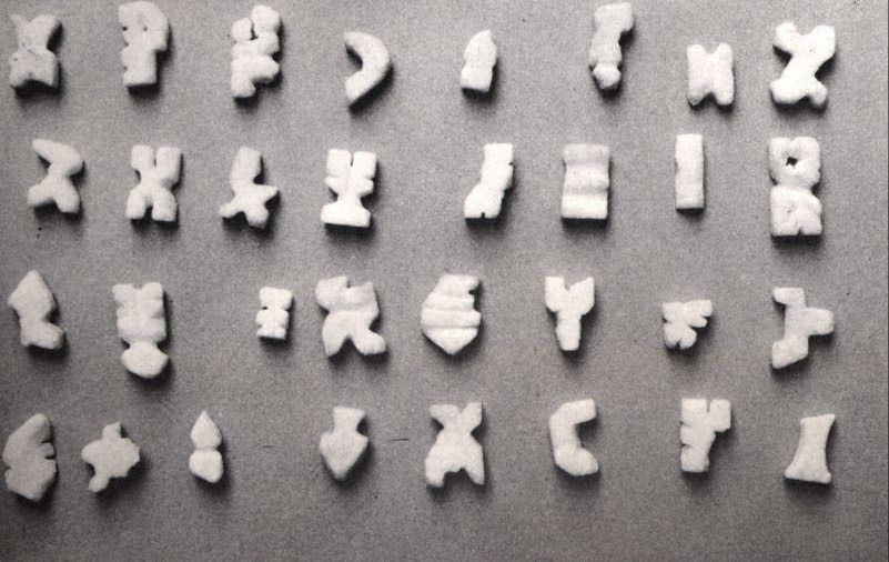 Christian Boltanski, Sans Titre (1971), 98 sucres taillés et fixés sur carton