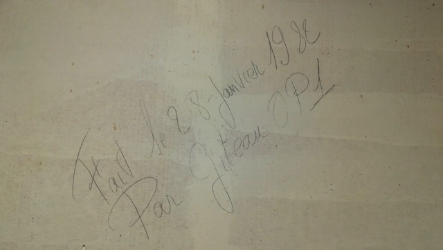 sur le mur